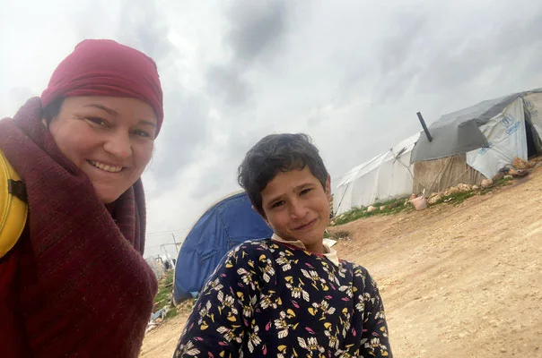 لقاء مع فتاة صغيرة في مخيم