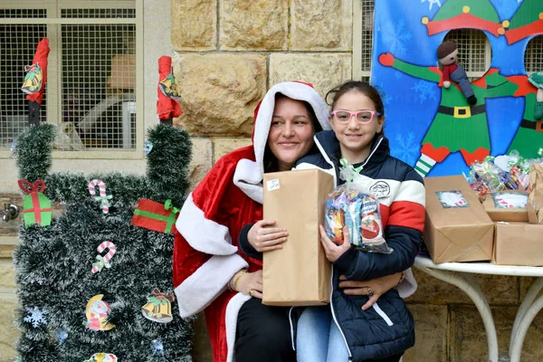 توزيع الهدايا مع الأطفال