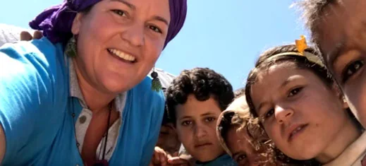 سمية حلاق محاطة بالأطفال