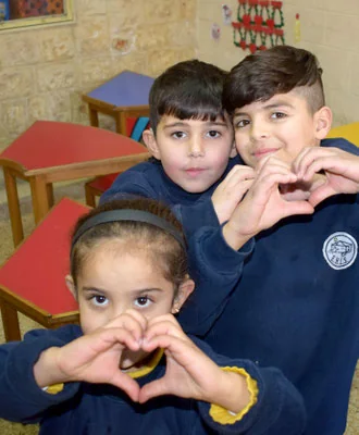 ثلاثة أطفال يشاركون في نشاط