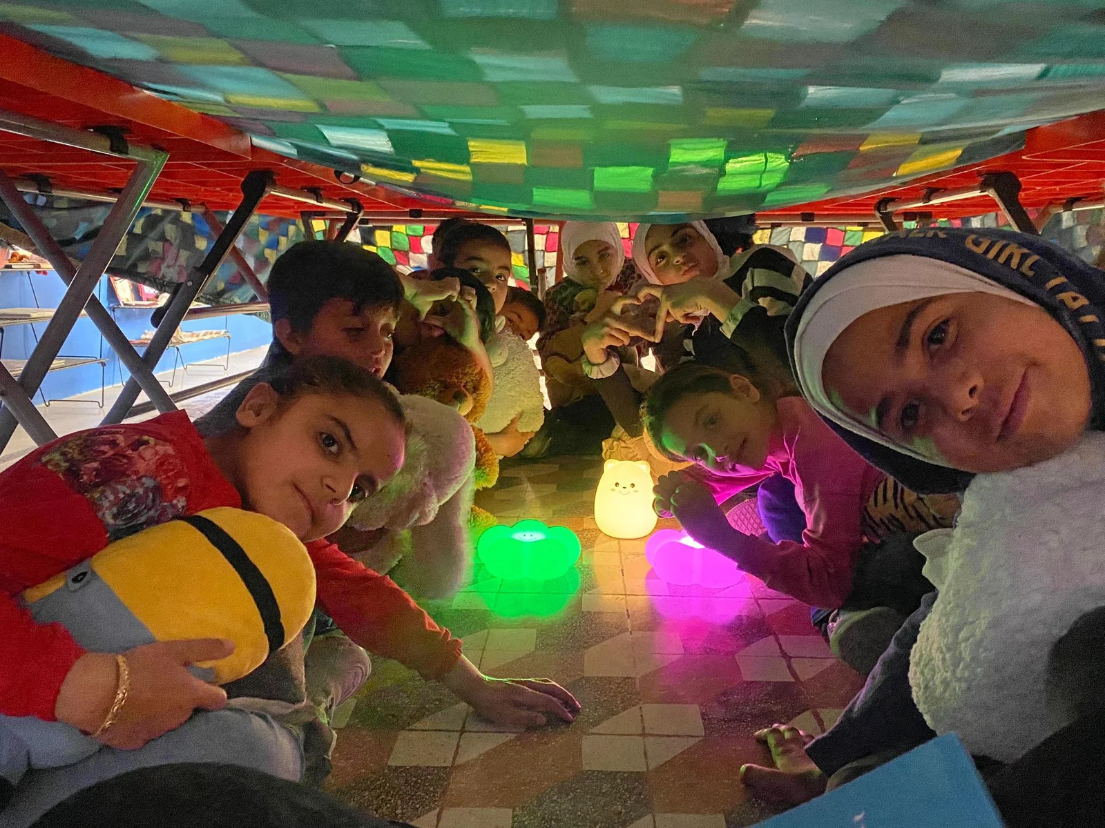 Enfants dans un espace sensoriel au centre 123 HOPE à Alep.