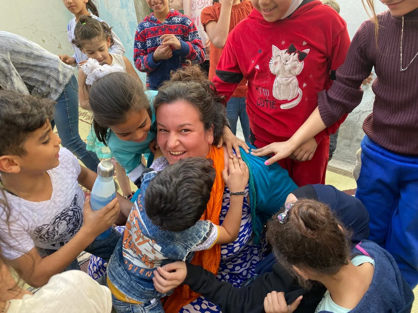 Soumaya Hallak entourée d’enfants lors d’une activité de 123 HOPE.